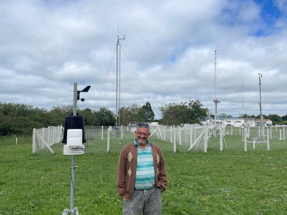 Professor Rosalve Lucas em frente aos modernos equipamentos da Estação Meteorológica da Uesb. Foto: Murilo Trindade
