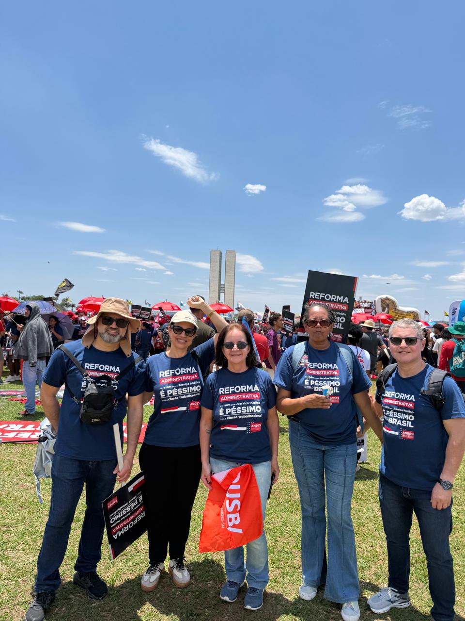 Professores da Uesb na Marcha Nacional do Serviço Público, em Brasília. Foto: Ascom/Adusb