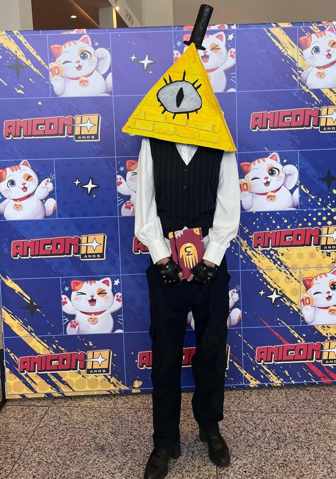Cosplay posando em frente ao painel da AniCon 10 anos
