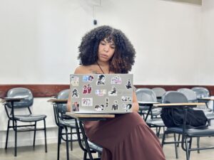 Rebeca Freire Oliveira, que é uma mulher negras e trans, já sofreu transforma no Restaurante Unviersitário da Uesb